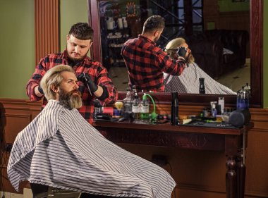 Saç şekillendiriyorum. İşlemleri değiştirmek neredeyse imkansız. Hippi saç tıraşı oluyor. Saçları boyalı bir adam. Berber berber dükkanı. Berber kozmetik. Kuaför aletleri. Berber işleme yoğunlaştı