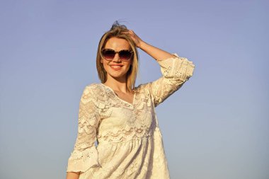 Rahatlama zamanı. Özgür ve mutlu. Kaygısız kız güneşe bak. Moda tarzı. Romantik bir ruh halinde olmak. Gençlik güzeli. Güzel, seksi, esmer kadın saçı. Yaz tatili ve tatil