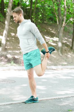 Sporcu her zaman antrenmandan sonra esneme hareketleri yapar. Sporcu kasları dışarıda çalıştırın. Erkek koşucu kendine güveni tam, bacak kaslarını esnetiyor. Her koşucu koşarken seviye yaralanmalarını azaltmayı bilmeli.