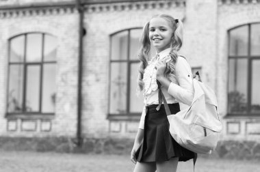 Küçük kız sırt çantası taşıyor. Burada olmaktan mutluyum. Mutlu çocukluk anıları. Derse giderken. Okula dönüyorum. Çocuk parkta ders çalışıyor. Okul çantasıyla yeşil çimlerin üzerinde rahatla. Eğitim konsepti. Önce Çocuklar