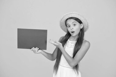 Reklam konsepti. Turizmi destekliyorum. Parlak bir reklam. Dikkatine ihtiyacım var. Katıl. Yaz satışları. Mutlu kızda poster fotokopisi var. Tatil zamanı. Etkili reklam. Kız hasır şapka