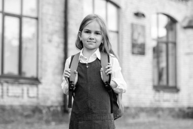 Öğrenmek için fırsatlar. Küçük çocuk okula çantasıyla gidiyor. Okul malzemelerine dönelim. Moda üniforması. Resmi kıyafet kuralı. Okul giysisi. Bilgi toplama günü. İlkokul eğitimi. 1 Eylül