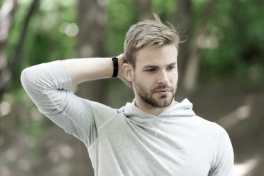 Terleme önleyicisinden emin bir adam. Adam kuru koltukaltını temiz kıyafetlerle kontrol ediyor. Antrenmandan sonra sporcu terlemeyi önlemekten memnun. Engelle, terlemeyi azalt. Terleme. Deodorant işe yarıyor.