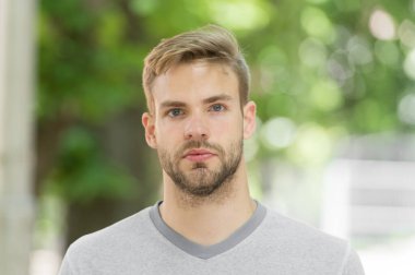 Sakin suratlı, doğal geçmişi olan, dağılmış bir adam. Sakallı ya da traşsız adam dışarıda yakışıklı görünüyor. Sakallı ve çekici adam görünüşüne önem veriyor. Cilt bakımı kavramı