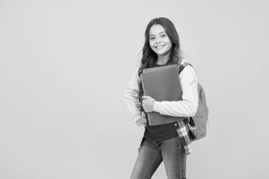 Sana ilham veren bir yer. Kütüphane okuyucusu sarı arka plan. Mutlu çocuk kütüphane kitaplarını tutuyor. Okul kütüphanesi. Okula dönen sevimli kitap kurdu. Bilgi ve bilgi. Bibliopol. Kitapçı, kopyalama alanı