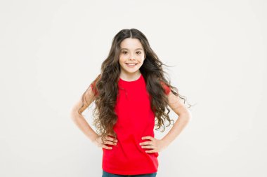 Küçük kız gülümsüyor. Uzun kıvırcık saçlı mutlu kız. çocukluk mutluluğu. Yaz modası ve güzellik. hippi çocuk. Kuaför salonu. Cilt bakımı ve doğal saç. Şık saçlı güzel bir kız.