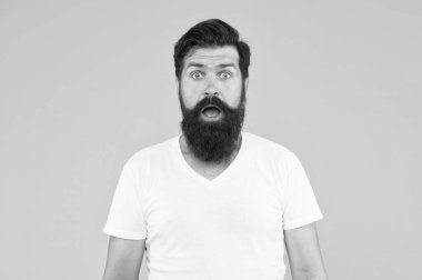 Şaşırmış yüz ifadesi sakallı adam sarı arka plan, sürpriz konsept