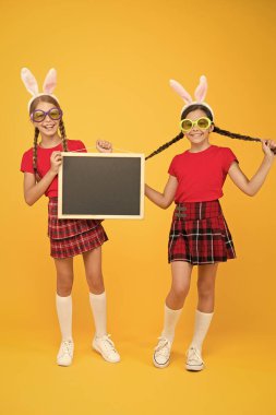 Okul arkadaşlarınla Paskalya 'yı kutla. Paskalya hazırlıkları. Olay duyurusu. Karatahta kopyalama alanı. Liseli kızlar uzun tavşan kulakları. Paskalya oyunları. Gümrük konsepti. Bahar tatili. Tavşan kulaklı çocuklar