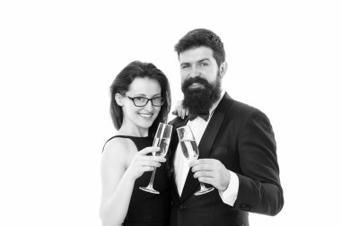 İşletme partisi. Şerefe konsepti. Birbirine aşık çiftler. Smokinli adam ve seksi bayan. Resmi çift ortaklık için şampanya içer. Başarılı insanların iş etkinliği. Aile bayramı kutluyor