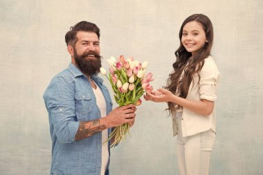 En iyi baba. Çiçekli baba ve kızı. Mutlu aile fotoğrafı. Kız Babalar Günü 'nde babayı selamlıyor. Kadınlar günü kutlaması. Çocuk ve baba anneler günü için çiçek hazırlıyor. bahar ve güzellik