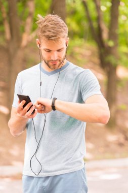 Bileklik aleti. Fitness takip cihazı kurun. Spor salonu koçu. Faydalı ayarlar. Sporcu fitness izleyici doğasını kontrol et. Sporcu adımölçer gibi görünüyor. Akıllı saat ile sporcu eğitimi