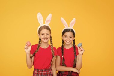 En iyi Paskalya yumurtası avı. Tavşancıktaki yumurta avındaki çocuklar. Mutlu Paskalyalar. Paskalya yumurtalı komik kızlar. Aile Paskalya için hazırlanıyor. Çocuklar eğleniyor. Kardeşler bayramı kutlar. Mükemmel bahar günü.