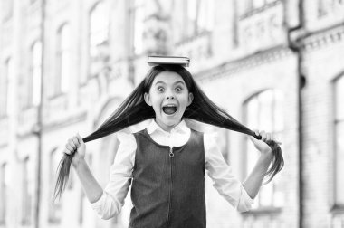 Kitapla yalnız değilsin. Mutlu çocuk açık havayla ilgili kitap tutuyor. Küçük kitap kurdu uzun saç giyer. Okul kütüphanesi. Edebiyat okuyorum. Resmi eğitim. Okuduğun her kitap beynine yeni bir raf ekliyor.