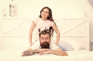 Sadece rahatla. Baba çocuğuyla eğleniyor. Birliktelik. Evde birlikte vakit geçirmek. Küçük kız babası için komik bir saç stili yapmış. Kızım ve babam birlikte oynuyorlar. kuaförünün gelecekteki kariyeri