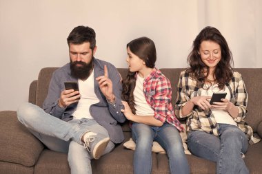 Duygularımı incittin. Çocuğu görmezden gelmeyi bırak. İnternete takıldım. Görmezden gelinen çocuk. İnternetteki akıllı telefonlarda sörf yapan ebeveynler. Baba ve anne, kızının ihtiyaçlarını görmezden geliyorlar. Kötü alışkanlıklar. Ebeveynlik başarısızlığı. Yoksayılan bebek