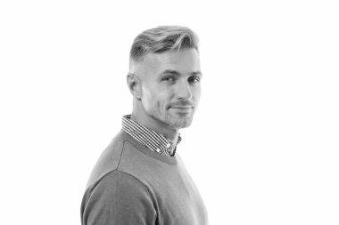 Beyaz arka planda izole edilmiş yakışıklı bir adam. Erkek saçı güzellik ve bakım. Berber salonu. Yüz bakımı konsepti. Olgun, tıraşsız bir adam günlük kıyafetler giyer. Erkek sonbahar modası