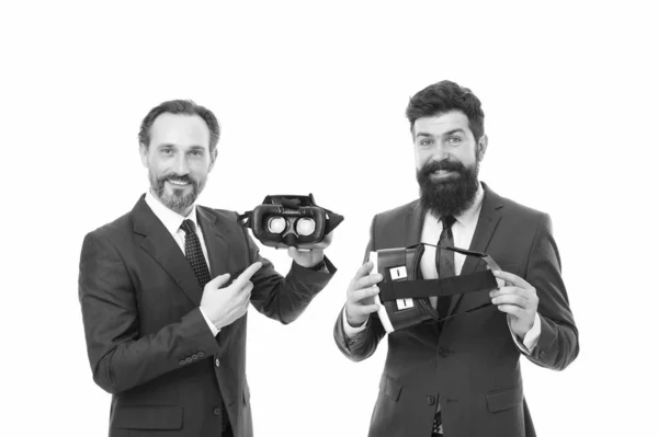 O futuro é agora. tecnologia moderna em negócios ágeis. empresários usam óculos VR sem fio. realidade virtual. Parceria e trabalho em equipa. homens maduros com barba de fato. Futuro digital e inovação — Fotografia de Stock