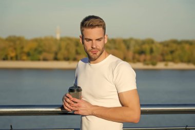 Yaz tatili. Düşünceleriyle baş başa. Yaz sabahı. Güç merkezi. Hippi adam nehir kenarındaki doğa arka planında dinleniyor. Güneşli bir günde yakışıklı bir adam. Yaz tatilleri