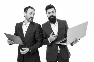 Muhasebe için yazılım. İş toplantısı. Sakallı adam finansal rapor dizüstü bilgisayarı gösterdi. İş planı. İnternet sörfü yapan bir yönetici ya da patron. İlerlemeyi tartışıyoruz. Meslektaşlar birlikte çalışır.