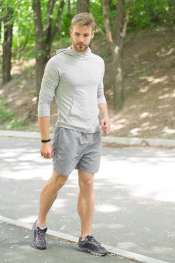 Forma girmenin en hızlı yolu. Sporcu kaldırımda yürüyor. Güçlü sporcu fitness üniforması giyer. Sporcu açık havada antrenman yapıyor. Sporcu ya da sporcu. Sağlıklı bir yaşam tarzı. Spor ve spor. Günlük çalışma