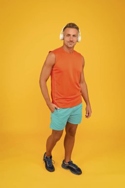 Bu benim terapim. Modern adam müzikle antrenman yapıyor. Sporcu spor kıyafetleri giyer. Spor için modern teknoloji. Modern hayat. Fitness trendi. Aktif yaşam tarzı. Modern bir fizikle zinde ol.