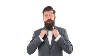 Erkek aksesuarları. sürpriz adam papyon takıyor. Gelin damat etkinliğe hazırlansın. Beyazda izole edilmiş iş adamı modeli. Takım elbise giymelisin. Mağazadan takım elbise almak. Dik duruyorum.