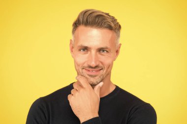 Sakalı tıraşsız. Tıraşsız adam sarı arka plan. Olgun modelin tıraşsız görünüşü. Tıraşsız suratlı yakışıklı bir yetişkin. Berber dükkanı. Kuaför salonu. Erkek bakım alışkanlığı. Orta Çağ