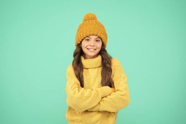 İklim kontrolü. Soğuk hava. Tatlı kız kış sezonunun tadını çıkarıyor. Küçük çocuk örgü şapka takıyor. Tasasız çocukluk. Kış tatili Kıyafet dükkanı. Kış koleksiyonu. Küçük çocuk şapka eldiven giyiyor.