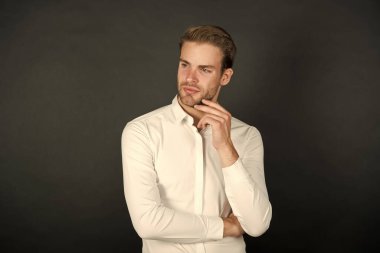 Yakışıklı bir ofis çalışanı. Erkek resmi gömleği. Resmi moda. İşçiler işsizlikle karşı karşıya. Finansal danışman. Beyaz yakalı işçi. Orta zincir yönetimi. Erkek giyim tarzı