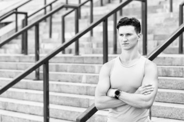 Kendinden emin genç adam eğitime hazır. Modern spor hayatı. Kişisel koçun. Profesyonel fitness eğitmeni. Yetenekli vücut geliştirici rejimini kontrol ediyor. kontrol altında eğitim