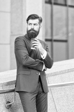 İşletme şirketinin başarılı sahibi kahve molası verdi. Yakışıklı adam pahalı ofis ceketi giyiyor. Kahveyle sabah neşesi. Kahveli güvenilir erkek yönetici.