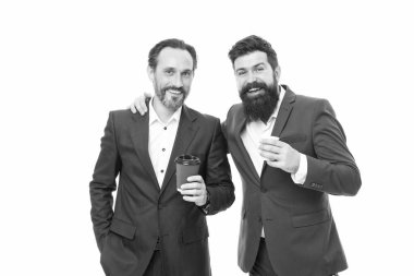 Güzel bir mola. Öğle yemeği vakti. Havadan sudan. Kahvenin tadını çıkarıyorum. Sakallı adamlar kahve molası verip iş konferansında iletişim kurarlar. İş toplantısı ya da zirve. İş adamları kahve molası