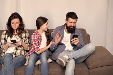 Yakın bir gelecekte sanal olun. Aile evden akıllı telefonları alır. Çocuğu geleceğe hazırlıyorum. Eğitim ve kalkınma. Geleceğin teknolojisi. Gelecek burada.