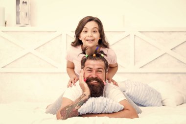 Aile bağları. Evde birlikte vakit geçirmek. Küçük kız babası için komik bir saç stili yapmış. Kızım ve babam birlikte oynuyorlar. Gelecekteki kariyerinin kuaförü. Baba çocuğuyla eğleniyor. Birliktelik