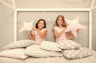 İyi sabahlar. Küçük kızlar için şirin, rahat bir yatak odası. Kız kardeşler yatak odasının içinde eğleniyor. Çocukluk konsepti. Yatak odası dinlenme ve dinlenme yeri. Pijamalı çocuklar. Evde kal. Bütün gün pijama.