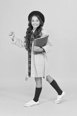 Mutlu çocuk okula gidiyor, eğitim görüyor.