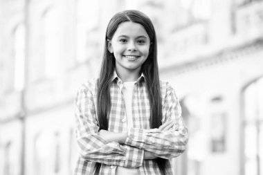 Ufaklık için en rahat giysi. Sıradan bir şekilde mutlu bir çocuk. Kız modası trendleri. Moda tarzı. Günlük kıyafet dolabı. Çocuk kıyafetleri. Günlük kıyafet koleksiyonu. Günlük giysiler