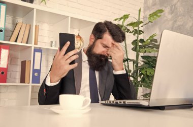 Kriz çözümü. Kriz yönetimi. Kriz konsepti. Müşterilerle iletişim kurmak. Malzeme ve malzeme ayarlayın. İş adamı telefon görüşmesi. Cep telefonu görüşmeleri. Lojistik Bölümü