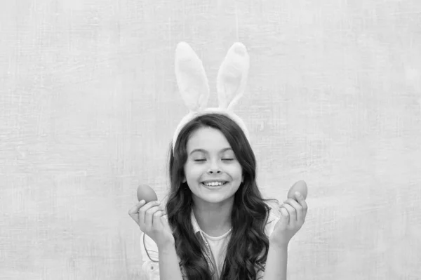 许个愿带着复活节彩蛋和兔子的女孩快乐的复活节。漂亮的小女孩在准备复活节。猎取复活节彩蛋准备庆祝。春天到了。假日礼物和礼物 — 图库照片
