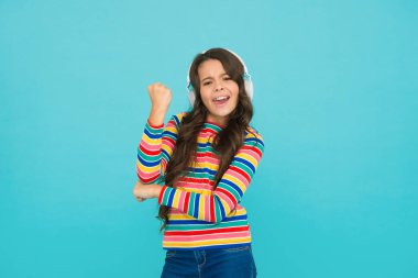 Olumlu yönde. Dalgamı yakala. Küçük kız kulaklıkla müzik dinliyor. Çocuklar için sesli kitap edebiyatı. Genç çocuk pozitifliğini ifade ediyor. İyimser liseli kız renkli kıyafetler giyiyor. En iyi yaz şarkıları