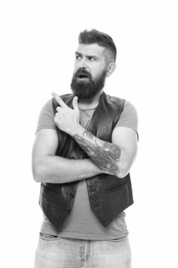 İşaret parmağıyla işaret eden adam. Sakallı hippi vahşi adam. Ürün tavsiye konsepti. Berber dükkanı ve sakal bakımı. Bıyık ve sakal stili. Moda modası sakal tımar etme. Şuna bir bak.