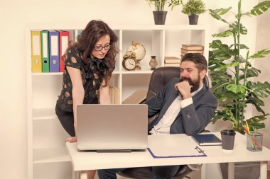 İş süreçlerini otomatikleştirmenin yeni yolları. Yöneticiler modern ofiste çalışır. Sakallı adam ve seksi kadın dizüstü bilgisayar kullanıyor. Modern bilgisayar teknolojilerini kullanarak. Modern işleri yürütmek. Modern hayat