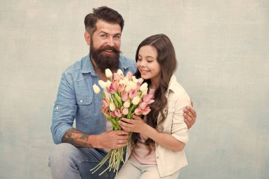 Doğum günü kutlaması. Uluslararası Kadınlar Günü. Çiçekçi. Aile geleneği. Tüm hazinelere değer. Kızınız için yumuşak laleler. Erkek lale buketi. Babam laleleri veriyor. Çiçekli babam.