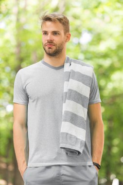 Kısa bir ara veriyoruz. Açık havada koştuktan sonra havlusu olan bir sporcu, doğa geçmişi var. Atletik adam dinleniyor. Havluyla atlet yorucu antrenman sırasında mola verir. Açık havada koşucu egzersizi