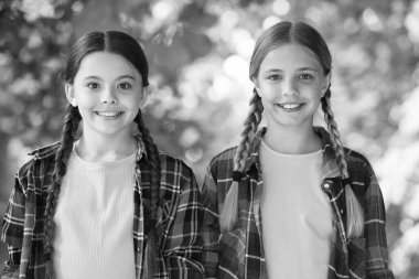 Senin kadar ayırt edici. Mutlu çocuklar dışarıda güneşli gülümserler. Küçük çocuklar yaz tatilinin tadını çıkarıyorlar. Küçük çocukların güzel görünüşü. Gelişigüzel moda. Mutlu bir çocukluk. Uluslararası Çocuk Günü