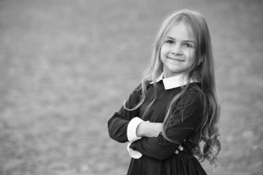 Okula geri dön ve havalı görün. Mutlu çocuk okula geri döndü. Küçük kız okul üniforması giyiyor. Kıyafet kuralı. Resmi eğitim. Başla. 1 Eylül. Okula stil olarak dön, boşluğu kopyala