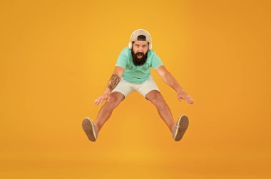 Ses dalgalarıyla uçuyor. Yaz partisi. Adamım, kablosuz kulaklıkları dinle. Adam müzikten hoşlanıyor. Hippi kulaklıkla zıplıyor. İlham verici bir şarkı. Müzik konsepti. Canlandırıcı müzik. DJ neşeli adam.