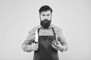 Ciddi hipster sağlıklı beslenme için taze sebze tarifi pişirmek için domates ve bıçak tutuyor, vejetaryen.