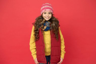 Örgü şapkalı, kazaklı, kabarık yelekli güzel kız.