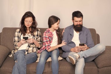 Ebeveynlik başarısızlığı. Görmezden gelinen bebek. Duygularımı incittin. Çocuğu görmezden gelmeyi bırak. İnternete takıldım. Görmezden gelinen çocuk. İnternetteki akıllı telefonlarda sörf yapan ebeveynler. Baba ve anne, kızının ihtiyaçlarını görmezden geliyorlar. Kötü alışkanlıklar.